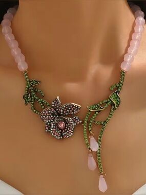 🩷 NEW Stunning Pink Bead & Green Crystal Flower & Vine Necklace 🩷